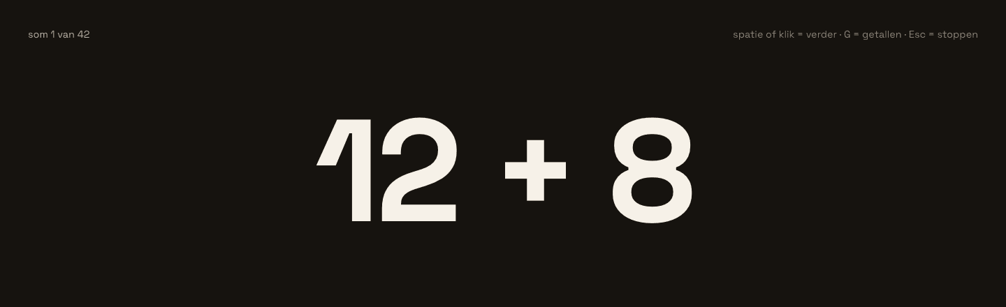 Een schermvullende rekensom, 12 plus 8, wit op een donkere achtergrond. Linksboven staat 'som 1 van 42'.
